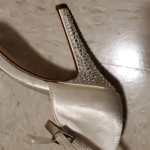 DAVID'S BRIDAL dyeable sandal with crystal encrusted heel size 8.5 - Picture 2 of 4
